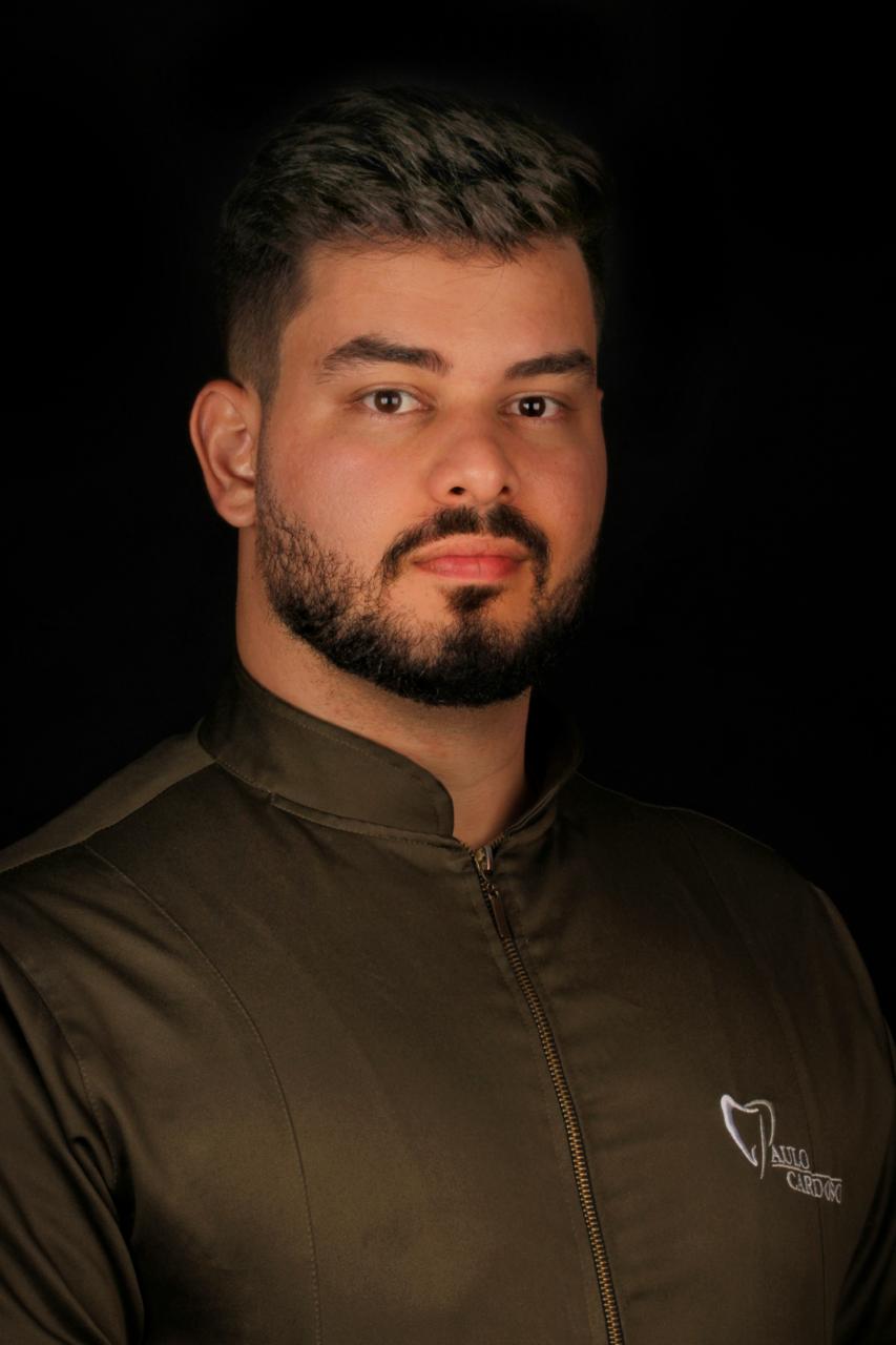 Dr. Paulo Cardoso, cirurgião-dentista, em jaleco